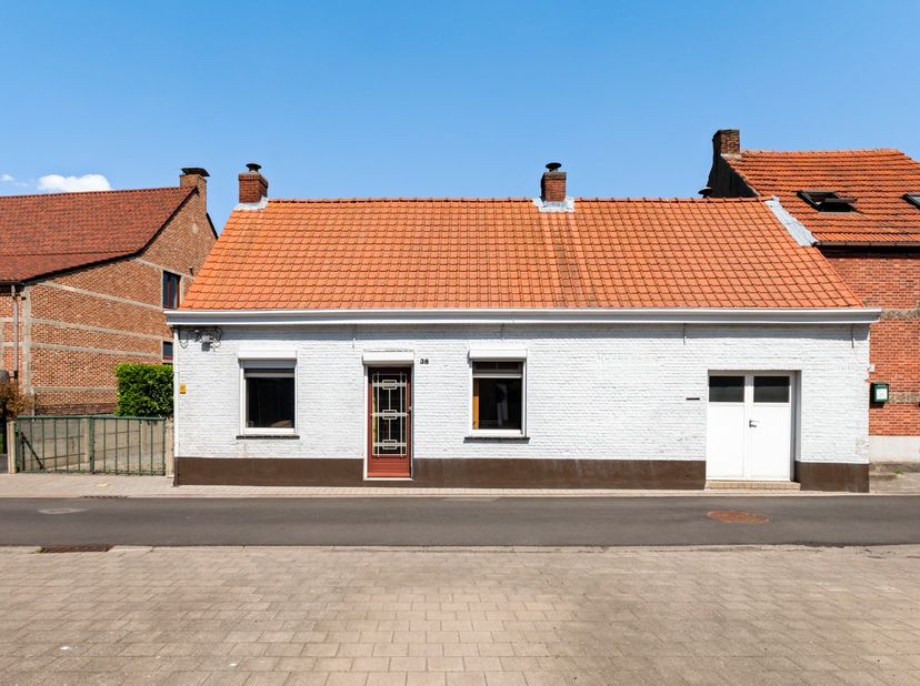 Deze te renoveren halfopen bebouwing met charmante uitstraling is tof gelegen in een rustige, fijne buurt om te wonen. Niettemin bevindt u zich hier v