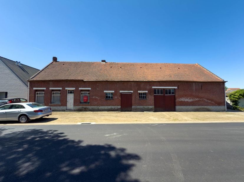 HOEVE MET LANDBOUWGROND &lt;br /&gt;
 &lt;br /&gt;
Hoeve (te renoveren) met aanpalende landbouwgronden Met een totale oppervlakte van 47a30ca.  &lt;br /&gt;
  &lt;br /&gt;
Be