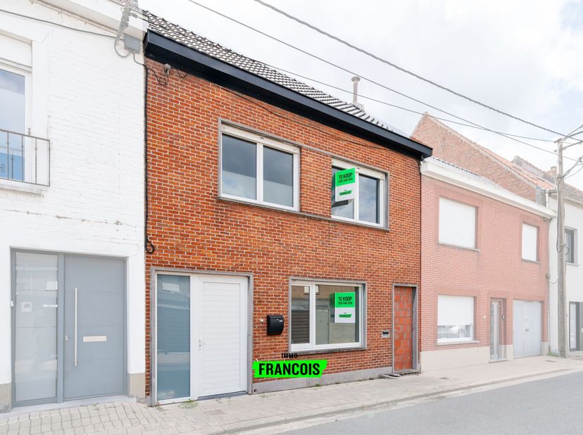 Ben je op zoek naar een betaalbare woning met potentieel in een centrale ligging tussen Waregem en Kortrijk? Deze rijwoning in Beveren-Leie is een bui