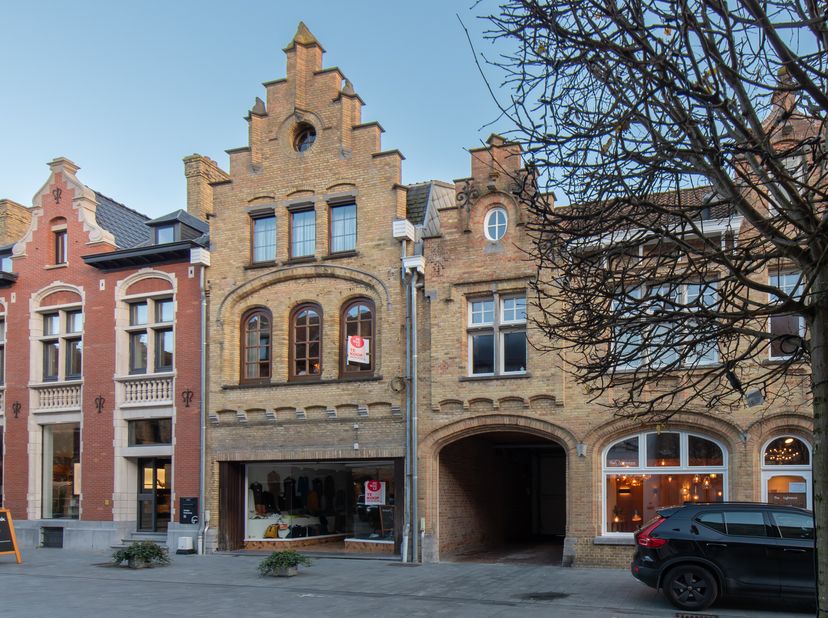 Commerce avec maison à vendre à Nieuport, Marktstraat 50. Cet établissement bénéficie d&#039;un emplacement très central.&lt;br /&gt;
Il est également possible d