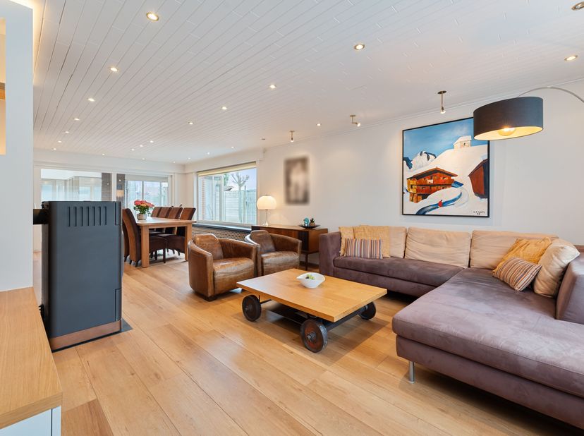 Deze gezellige gezinswoning biedt ruimte, comfort en een energiezuinige afwerking!&lt;br /&gt;
We komen binnen via de inkomhal met ingebouwde kasten en gast