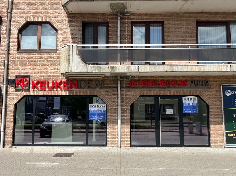 Deze winkel/showroom van 164m²  is gelegen in het begin van de druk bezochte Genkersteenweg tussen de gekende retailers.  Dankzij de brede vitrine van
