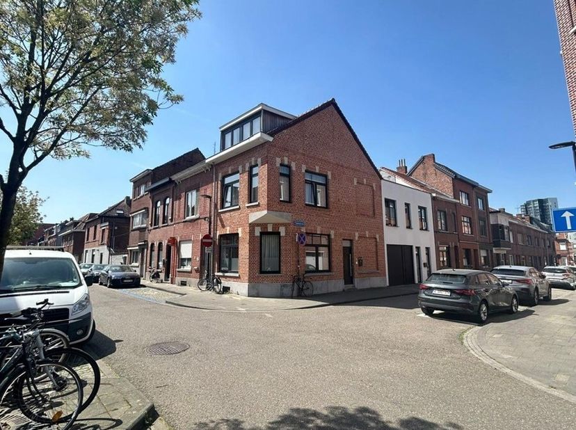 **Opbrengsteigendom Leuven Centrum**&lt;br /&gt;
Dit opbrengsteigendom is uiterst centraal gelegen in een rustige straat nabij het Station van Leuven en tal