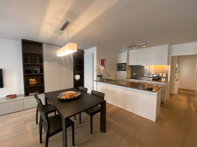 GEMEUBELD - Magnifiek appartement met twee slaapkamers gelegen op de Julius Hostestraat. Op wandelafstand van het strand en de winkelstraten.&lt;br /&gt;
Di