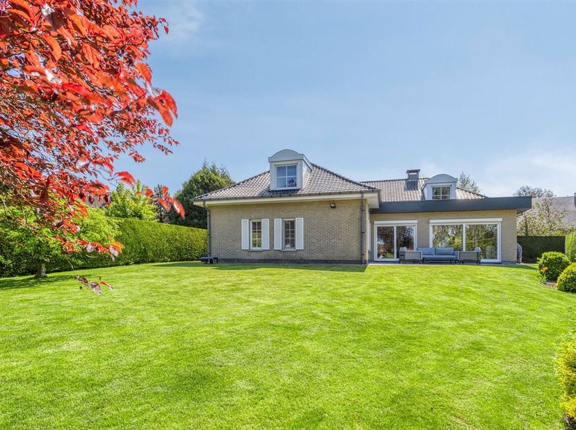Magnifique villa rénovée sur un beau terrain de +/- 9a78ca dans un quartier calme à TERVUREN. La villa comprend : hall d&#039;entrée - garage pour 2 voitur