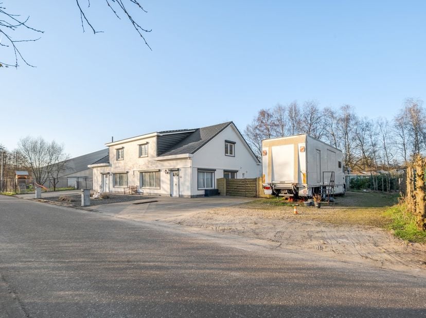 Het perceel is opgedeeld in 3 aparte kadastrale percelen.&lt;br /&gt;
Op nummer 51 staat de woning, op nummer 49 staat een chalet. Op het resterend perceel