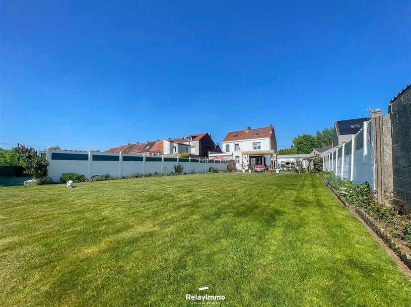 Dit charmante huis uit 1930 is ideaal gelegen en biedt een aangename woonomgeving op een groot perceel van 825 m² op het zuiden. Het combineert charme