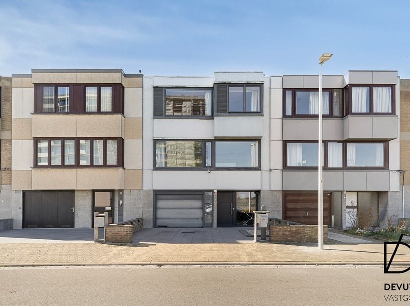 Deze verrassend ruime en instapklare woning met 3 slaapkamers en lichtrijk karakter ademt sfeer en gezelligheid uit. Aan deze woning is er vooraan een