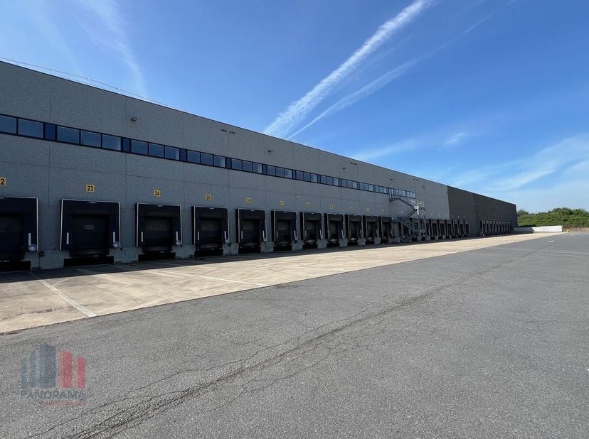Entrepôt logistique de 14 725 m² très bien situé à louer à côté du terminal à conteneurs de Willebroek et à proximité de l&#039;autoroute A12 qui permet un