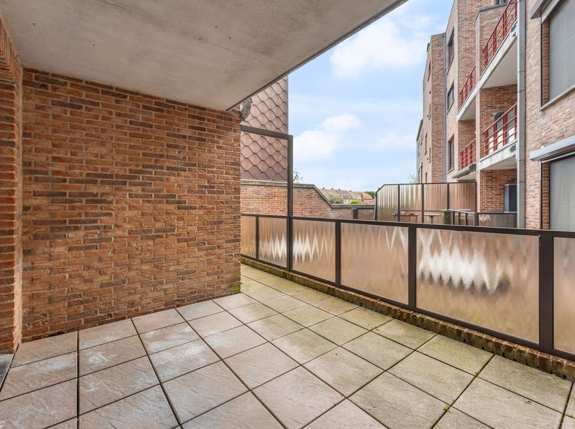 Dit wel gelegen en goed onderhouden appartement met ruim terras wordt u te koop aangeboden in centrum Ieper vlakbij alle voorzieningen.&lt;br /&gt;
Het appa