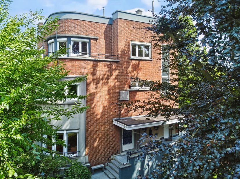 Ontdek deze prachtige &#039;Art Déco&#039;- woning (bebouwde oppervlakte +- 523 m²) met tuin (Z) ideaal gelegen tussen Montgomery en Vogelzang. Deze woning best