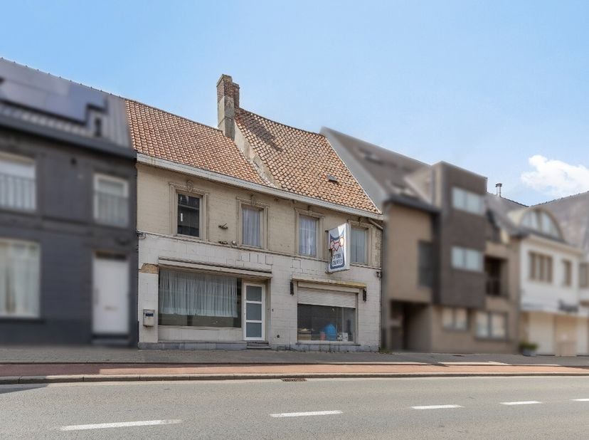 Te renoveren woning met veel potentieel in het centrum van Sint-Eloois-Vijve Bent u op zoek naar een renovatieproject met tal van mogelijkheden? Deze