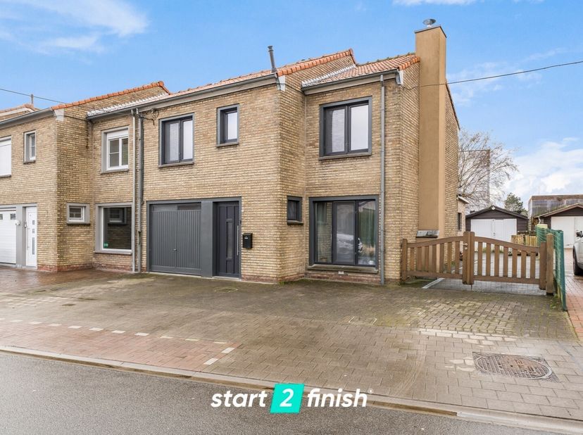 Deze instapklare gezinswoning bevindt zich in een bijzonder rustige en kindvriendelijke buurt. De woning werd volledig gerenoveerd en voorzien van al