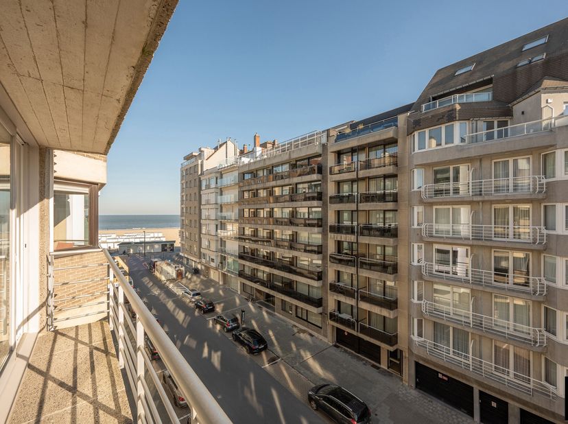 Luxe 3-slaapkamer appartement met zijdelings zeezicht.&lt;br /&gt;
Recent vernieuwd 3-slaapkamer appartement met zijdelings zeezicht vanuit de ruime woonkam