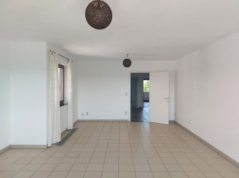 Dit instapklare en ruime appartement met 2 slaapkamers en autostaanplaats, is gelegen op de 5de verdieping aan de grote ring van Hasselt. Voor meer in