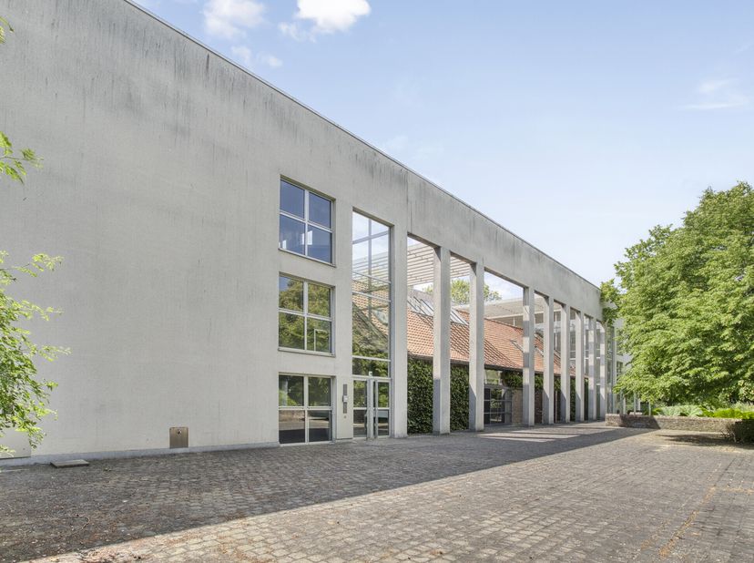 Maison unique et exclusive (anciens bureaux de Buro II) + dépendances à vendre à Roeselare dans un endroit magnifique au coin du Rijksweg et de la Hoo