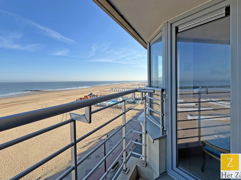 Situé sur la célèbre Zeedijk à Het Zoute, cet appartement bénéficie d&#039;un emplacement exceptionnel avec une vue frontale et dégagée sur la mer. La prox