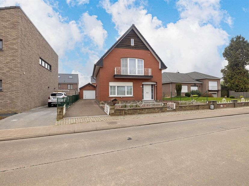 Ligging: De woning is gelegen in een groene, rustige omgeving combineert Tieltseweg charmant dorpsleven met vlotte bereikbaarheid. Met winkels, schole