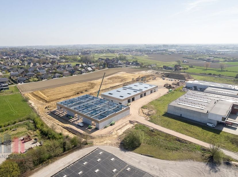 Nieuwe KMO-unit met een oppervlakte van 212 m². De nieuwe KMO-ontwikkeling &#039;THEA&#039; bestaat uit 22 casco KMO-units met oppervlaktes tussen 180 m² en 300