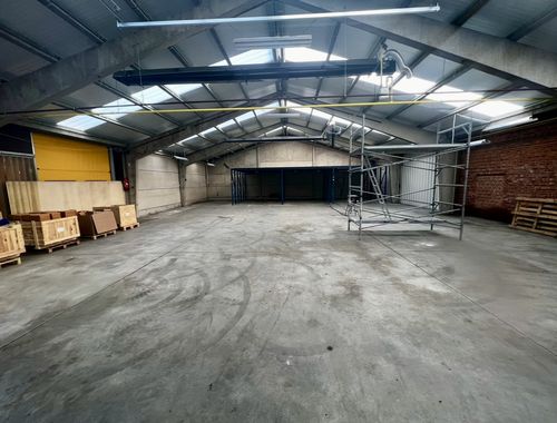                                         Magazijn zonder bureel te huur in Lokeren, € 1.300
