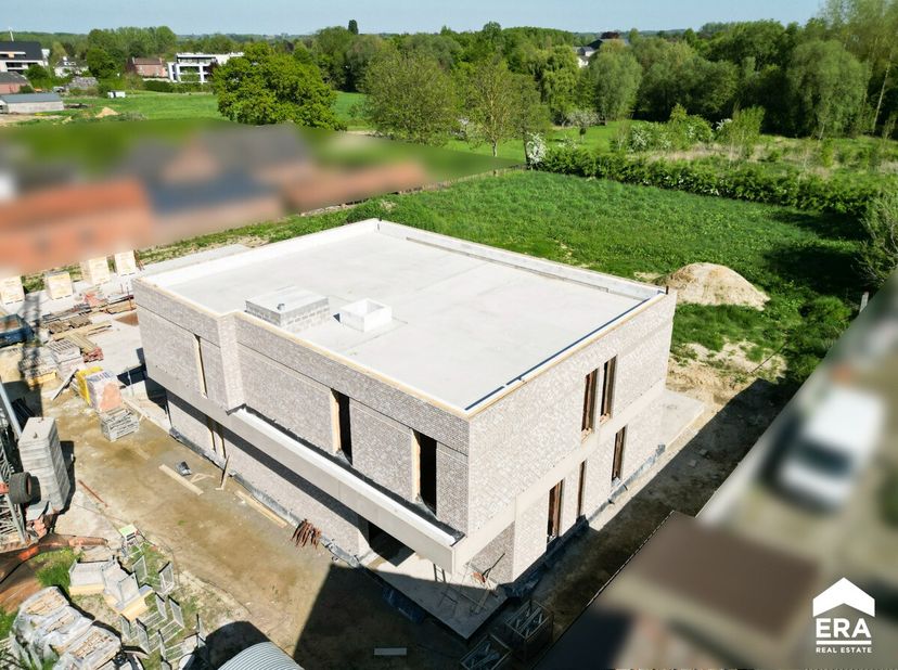 BEN nieuwbouwappartement met 2 slaapkamers, ruim terras van 17,7m², 2 autostaanplaatsen en kelderberging op goede locatie nabij het centrum in Kortess