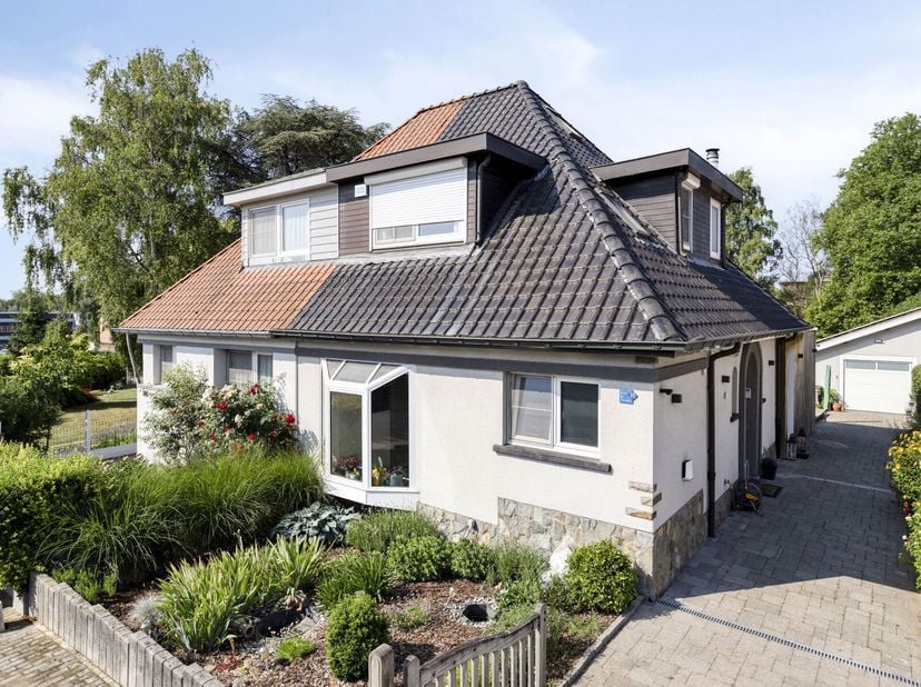 Immo Pické biedt U deze uiterst rustig en gunstig gelegen woning aan in de nabijheid van winkels, scholen, openbaar vervoer en de belangrijkste verbin