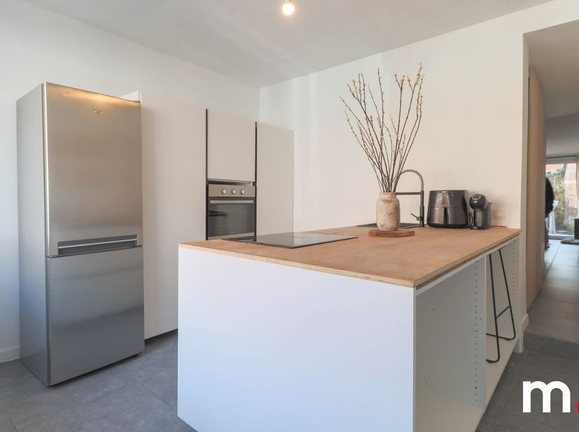 Bent u op zoek naar een ruime, moderne woning met oog voor detail in Heule? Dan is deze prachtige woning wellicht wat u zoekt! Deze stijlvolle woning