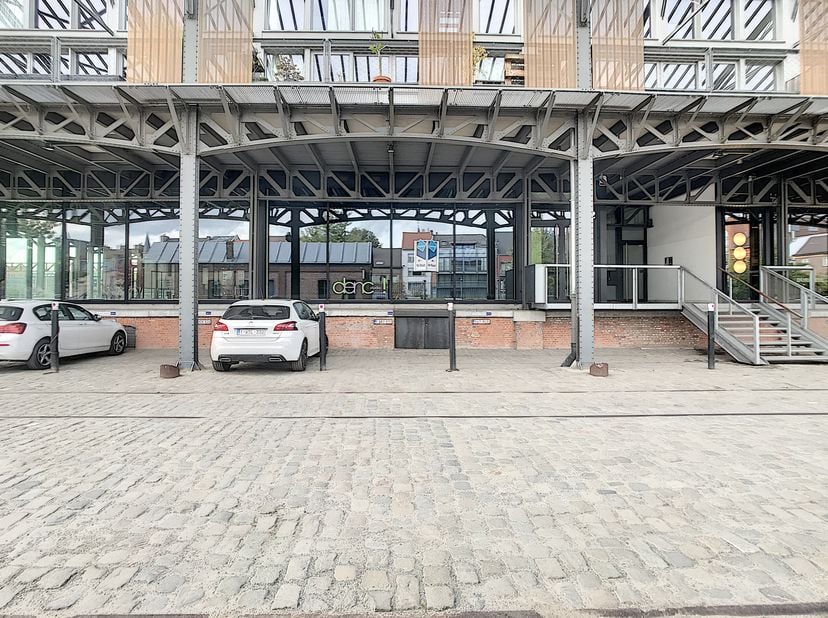 Dit instapklare kantoor te huur ligt in het karaktervolle en volledig gerestaureerde gebouw Loods 22 aan de Gentse Voorhaven en imponeert met authenti