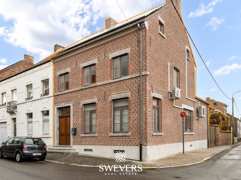 Voor meer info en fotos, surf naar www.swevers.be  Deze halfopen bebouwing in de Walshoutemstraat 68, Landen, combineert authentieke charme met modern