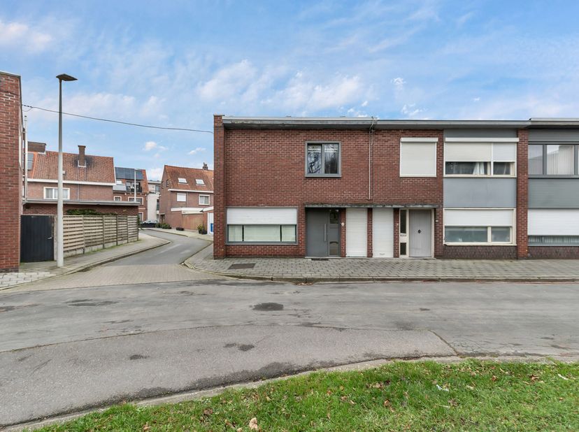 Deze gezellige woning is gelegen in een rustige en kindvriendelijke straat met een sfeervol pleintje, ideaal voor buitenspel en een partijtje petanque