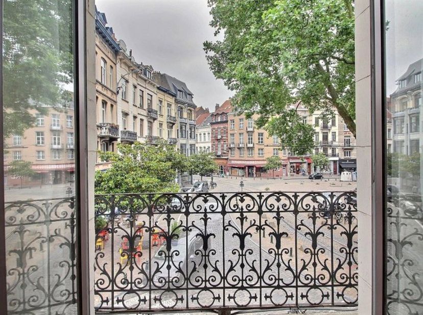 Proximité Châtelain, ensemble immobilier composé d&#039;un rez-de-chaussée commercial et d&#039;un appartement 1 chambre au sein d&#039;un immeuble bruxellois. Belle