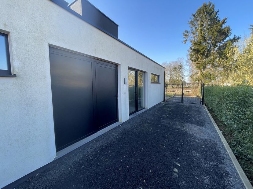 Instapklare woning met drie slaapkamers en grote tuin.&lt;br /&gt;
De woning is bestaande uit een hal, toilet, keuken met ruime living, fietsenberging/bergi