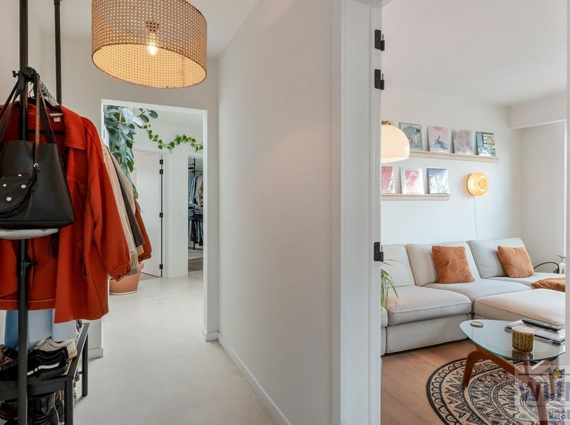 Laat u aangenaam verrassen door dit prachtige, recent grondig gerenoveerde appartement met een unieke ligging in het centrum van Heist-op-den-Berg.  V