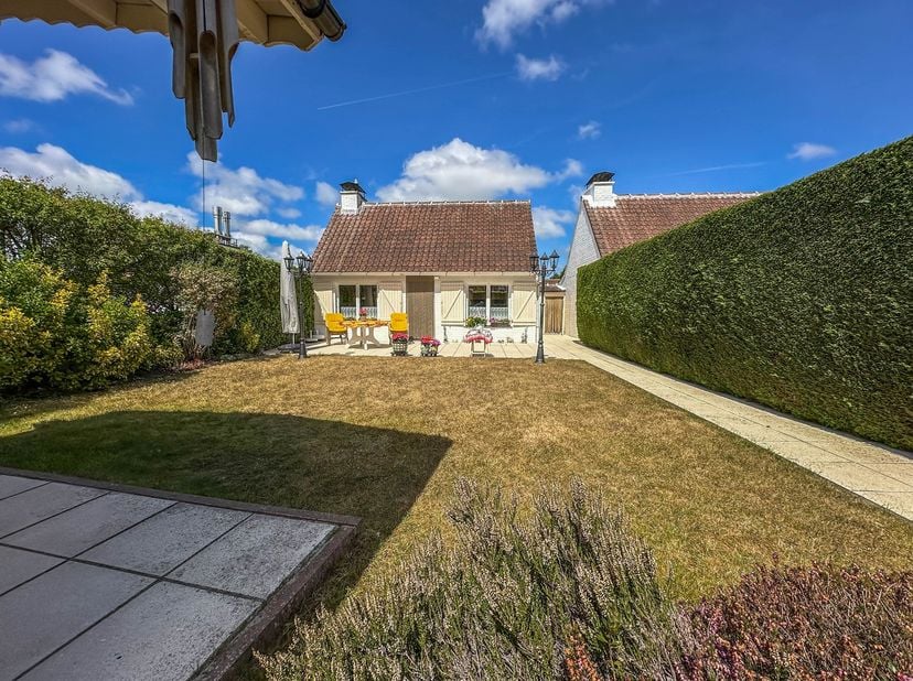 Uitstekend onderhouden vakantiewoning voorzien van alle comfort en met veel privacy. Indeling: gezellige woonkamer met haardcassette, praktisch ingeri