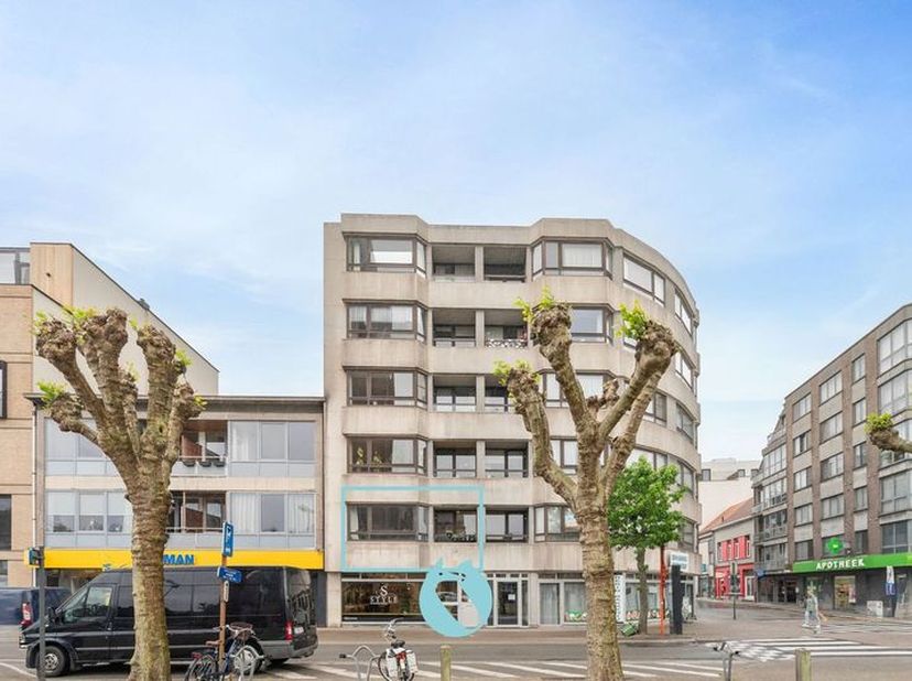 Gelegen aan de levendige Grote Markt van Zelzate met op maandag de wekelijkse markt, bieden wij u dit goed onderhouden en lichtrijke appartement aan. 