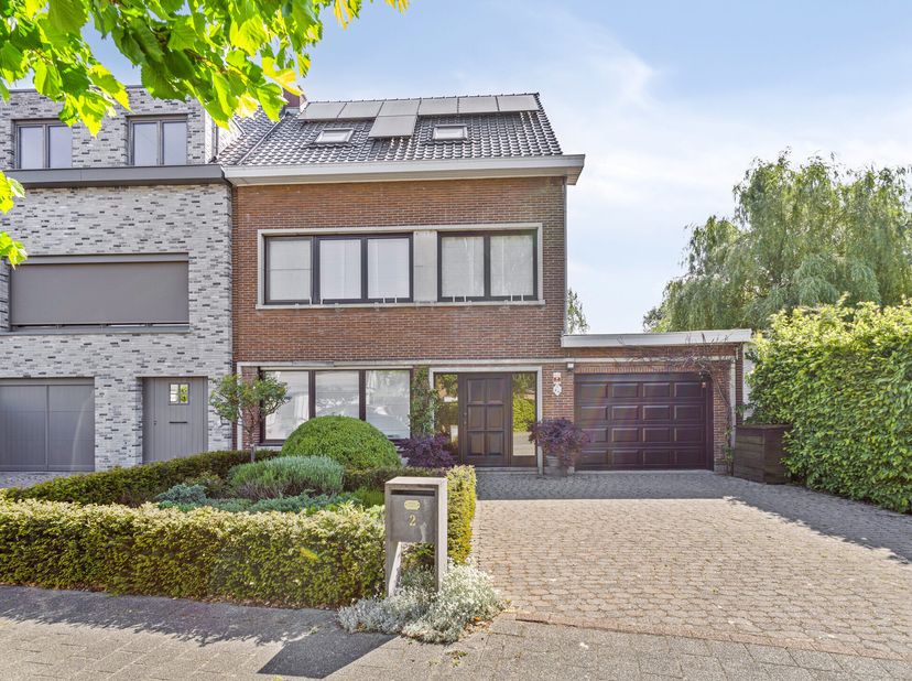 half open bebouwing te koop in Kontich&lt;br /&gt;
indeling:&lt;br /&gt;
gelijkvloers:&lt;br /&gt;
- ruime inkomhal&lt;br /&gt;
- gastentoilet&lt;br /&gt;
- woonkamer&lt;br /&gt;
- apart