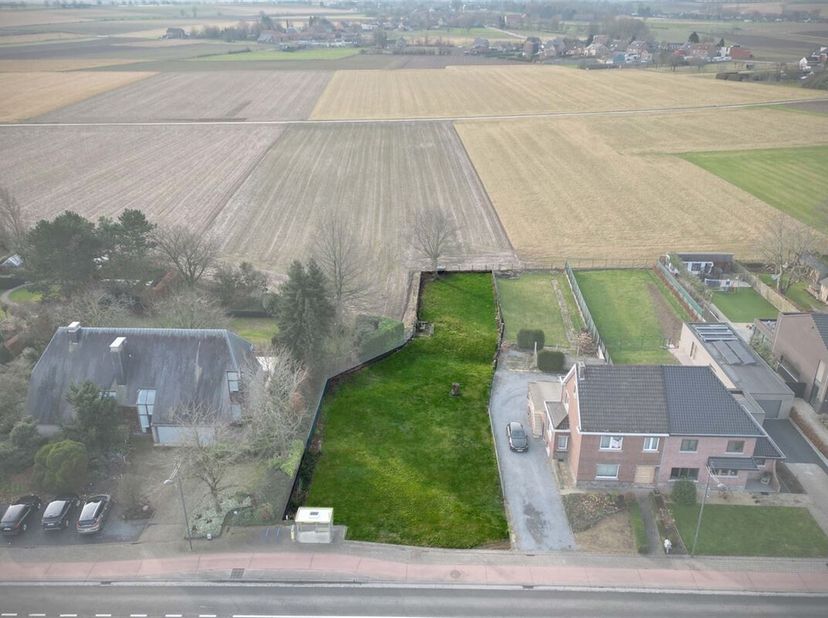 Gunstig en zonnig gelegen perceel met landelijk karakter op 8a 60ca &lt;br /&gt;
Omgeving:&lt;br /&gt;
+ Groen en centraal gelegen&lt;br /&gt;
+ Op wandelafstand van he