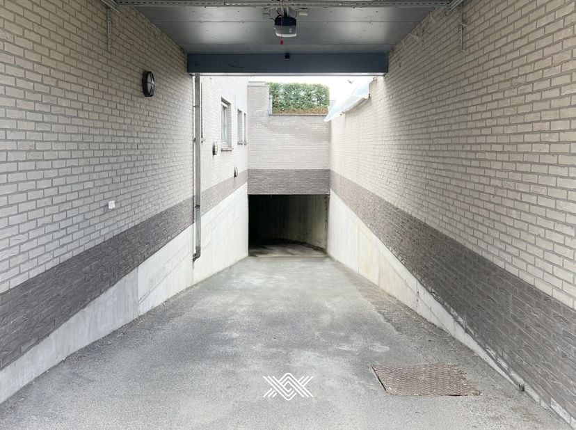 Deze autostaanplaats is gelegen in de ondergrondse verdieping van de Residentie Tygo in de Tramstraat 21 te Heusden (Destelbergen). De ondergrondse pa
