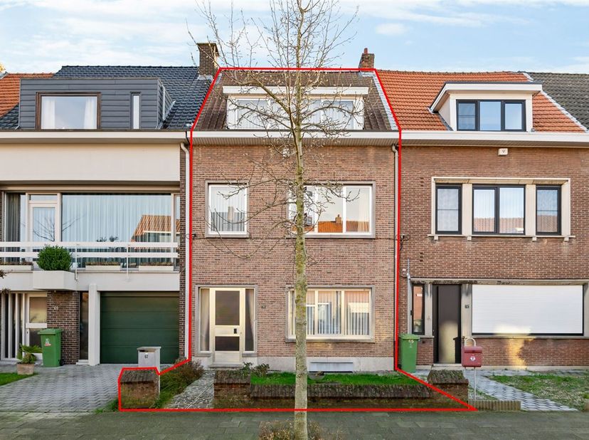 Te renoveren woning met 5 slaapkamers en tuin!&lt;br /&gt;
Ligging: Rustig doch centraal gelegen nabij de Laarsebaan en Maantjessteenweg. Verschillende scho