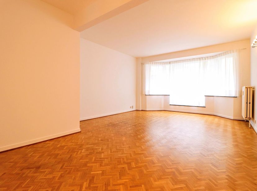 BRUSSELS - Dicht bij de Châtelain en de Louizalaan, nabij winkels, restaurants en vervoer, lichte DUPLEX (2slpk/1bdk/1dk) met een oppervlakte van ±105
