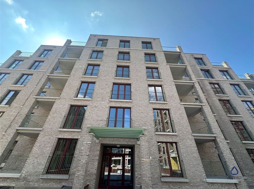 Welkom in deze moderne en comfortabele appartement gelegen in het hart van Brussel aan Tour &amp; Taxis. Met een ruime bewoonbare oppervlakte van 100m², b