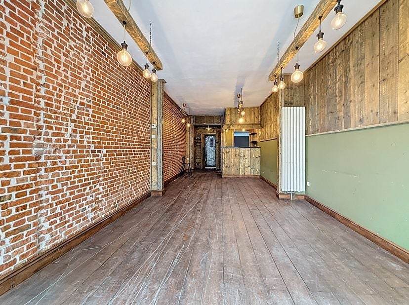 Bent u op zoek naar een strategisch gelegen handelspand in een levendige buurt? Dit pand, perfect gesitueerd in een zijstraat van de Turnhoutsebaan, g