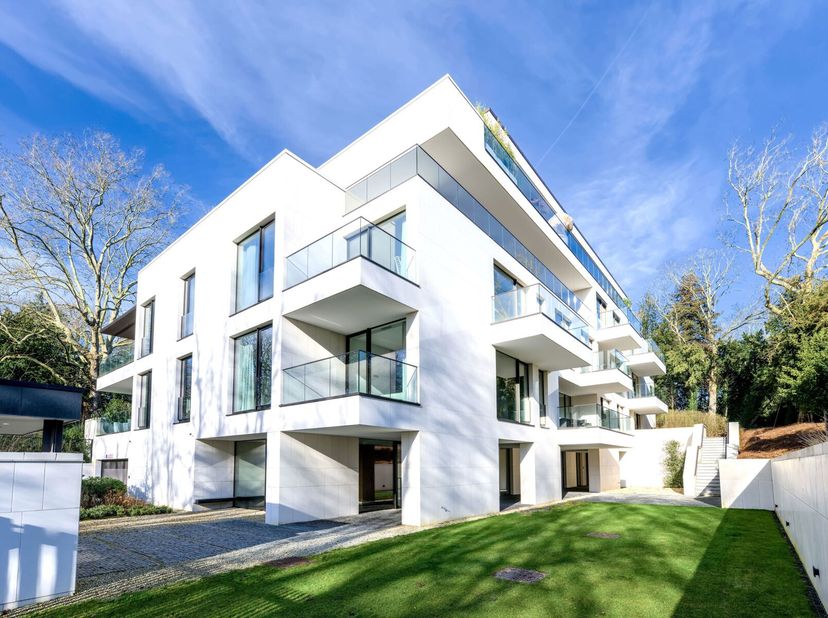 Situé dans la résidence GRENNHILL PARK à Woluwe-Saint-Pierre à proximité du Parc de la Woluwe, magnifique appartement entièrement meublé de standing 3