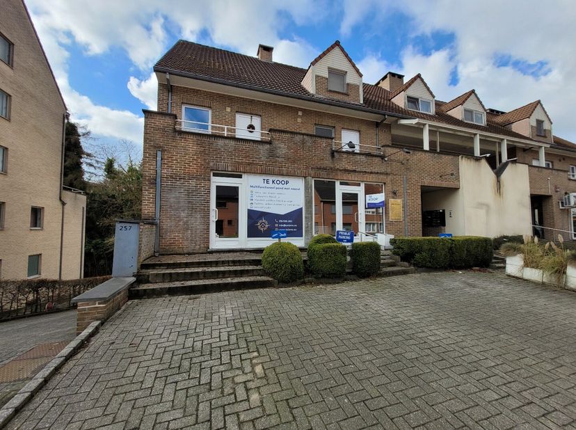 Deze multifunctionele handelsruimte met bijhorende studio is ideaal gelegen aan de Wilselsesteenweg in Kessel-Lo. Het pand bevindt zich in een levendi