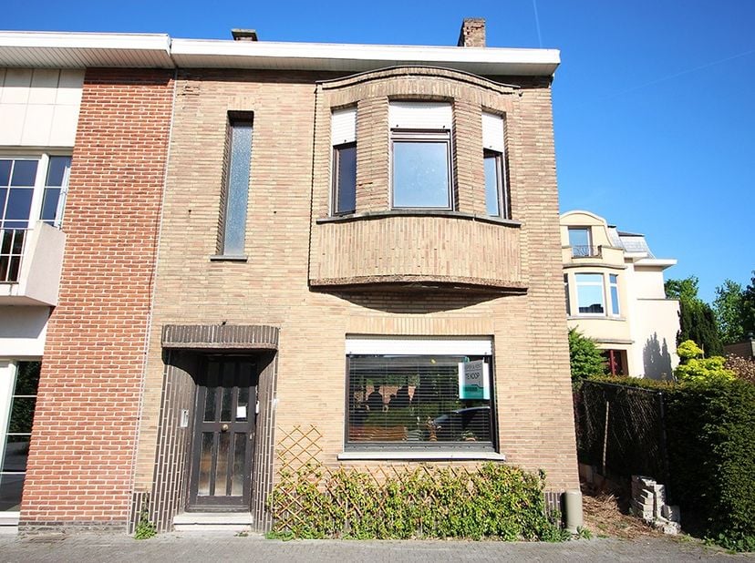 Contacteer Raf voor een bezoek: 0484325180. In het centrum van Hombeek en toch rustig gelegen bevindt zich deze charmante woning. De woning uit 1930 w