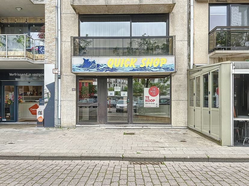 Op de Grote Markt van Blankenberge vinden we dit ruim handelspand met veel mogelijkheden te koop terug. Top gelegen in het centrum van Blankenberge en