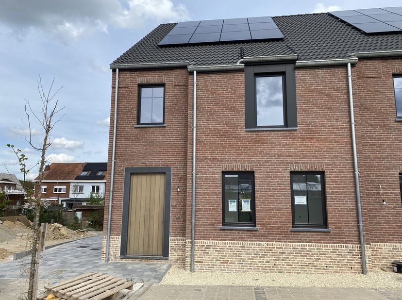 NOUVELLE CONSTRUCTION, maison fini de haute qualité avec terrasse et jardin, idéalement située dans une rue calme à distance de marche du centre de St