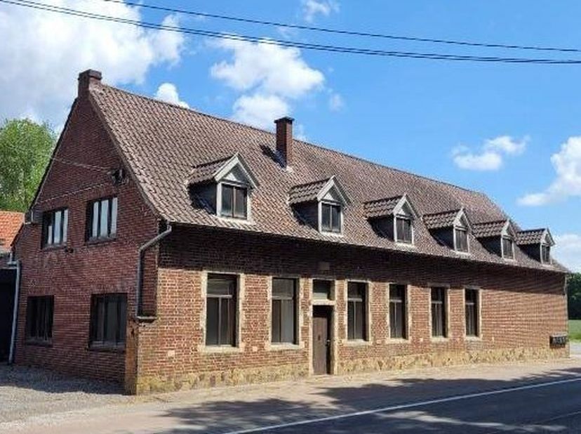 Multifunctioneel gebouw / kantoorgebouw met een nuttige oppervlakte van 463m²&lt;br /&gt;
Talloze mogelijkheden. Uitgebreide parkeermogelijkheid. &lt;br /&gt;
Kan