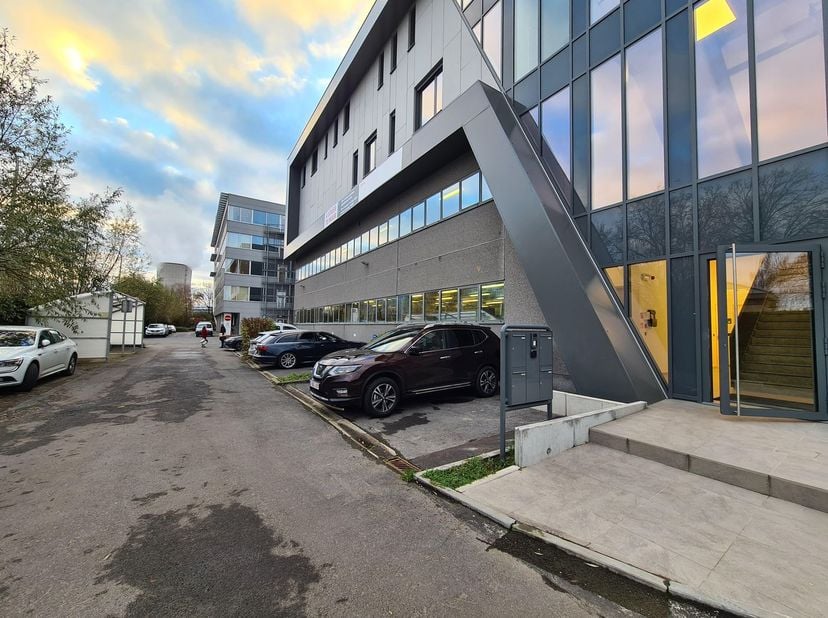 Un espace de bureau nouvellement construit et phénoménalement situé avec une surface de 400 m² à louer à 1,3 km de la sortie R0 17 Bruxelles-Centre. L