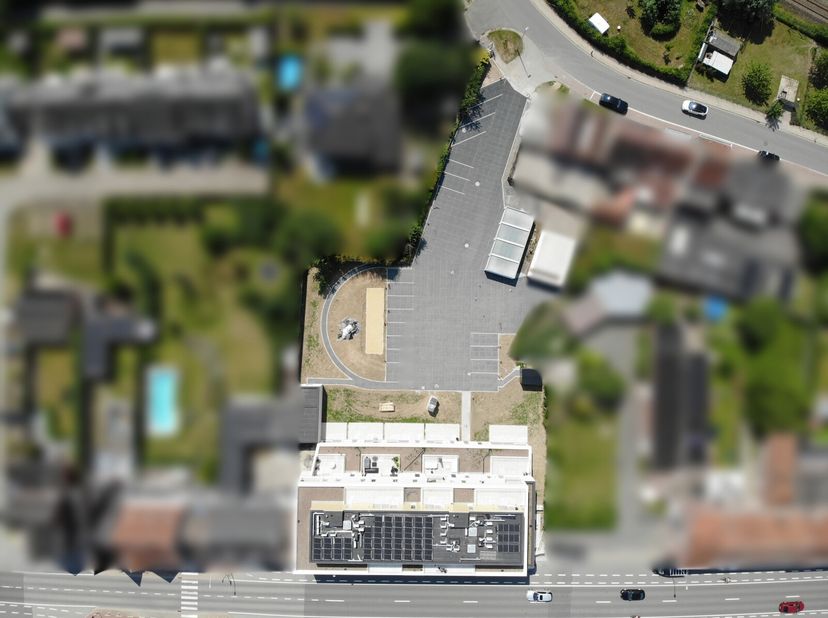 Gelegen op de tweede verdieping vinden we dit appartement terug met 2 slaapkamers en terras.&lt;br /&gt;
Het appartement is volledig afgewerkt met oog voor